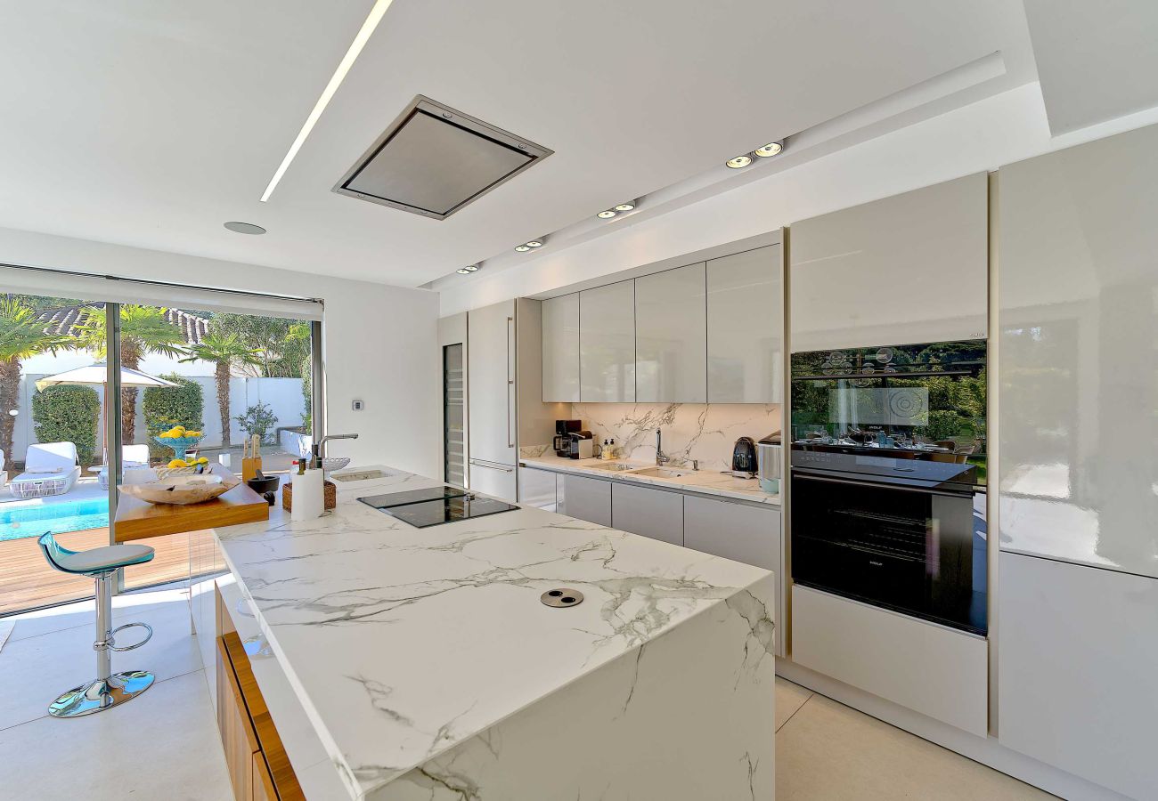 Villa in Marbella - 2244 Luxury Modern Villa with Heated Pool in Puerto Banus