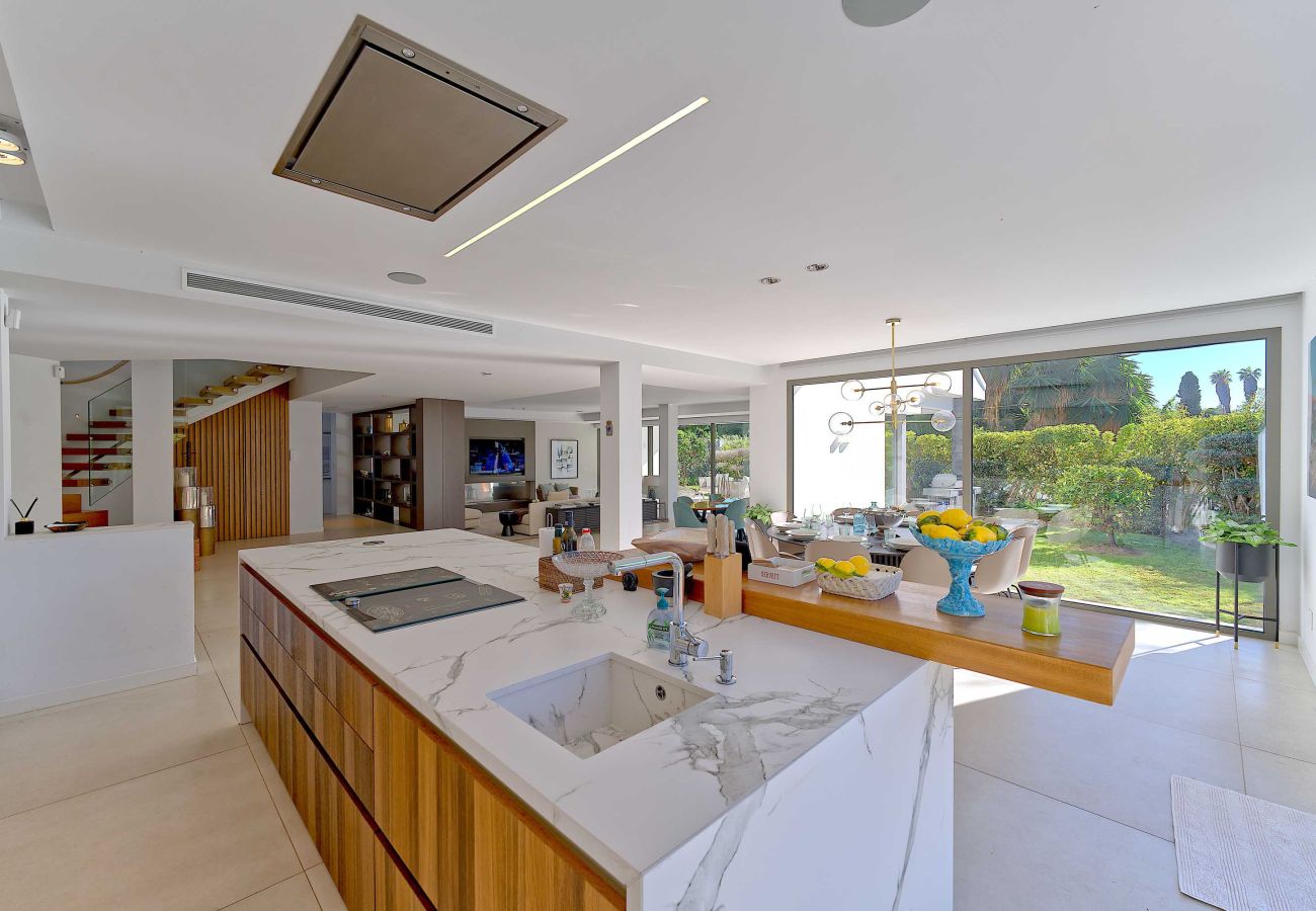 Villa in Marbella - 2244 Luxury Modern Villa with Heated Pool in Puerto Banus