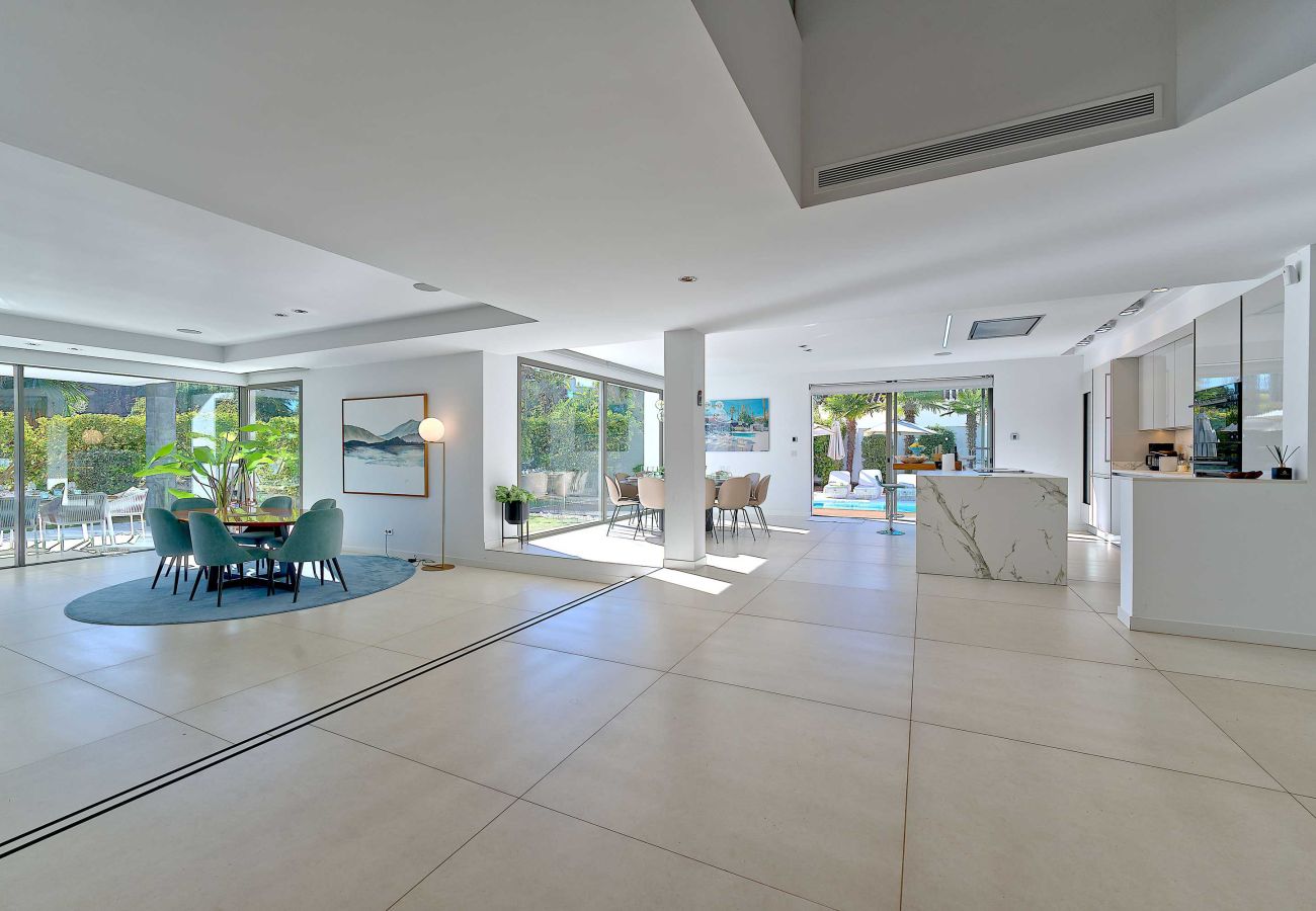 Villa in Marbella - 2244 Luxury Modern Villa with Heated Pool in Puerto Banus