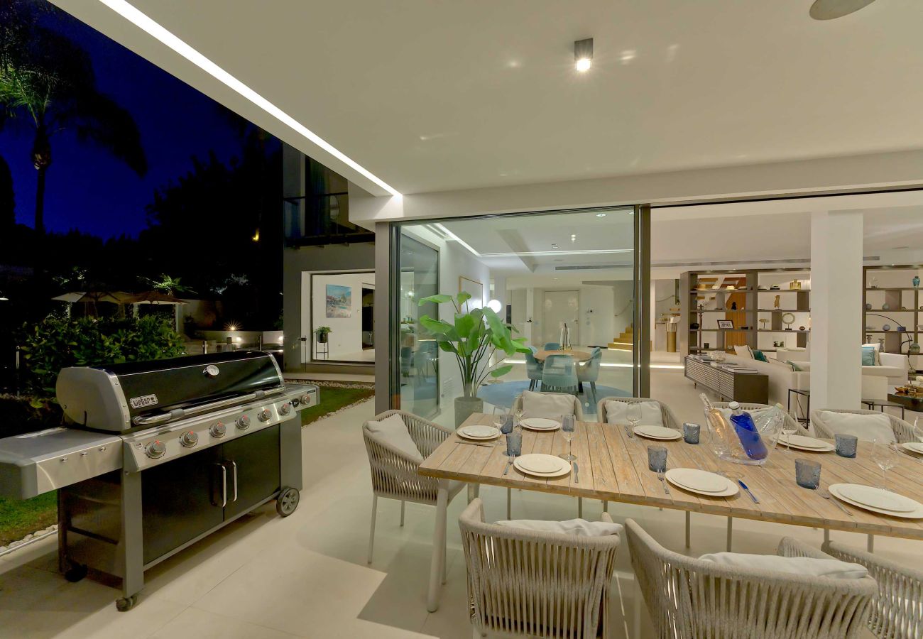 Villa in Marbella - Luxury Modern Villa with Heated Pool in Puerto Banus