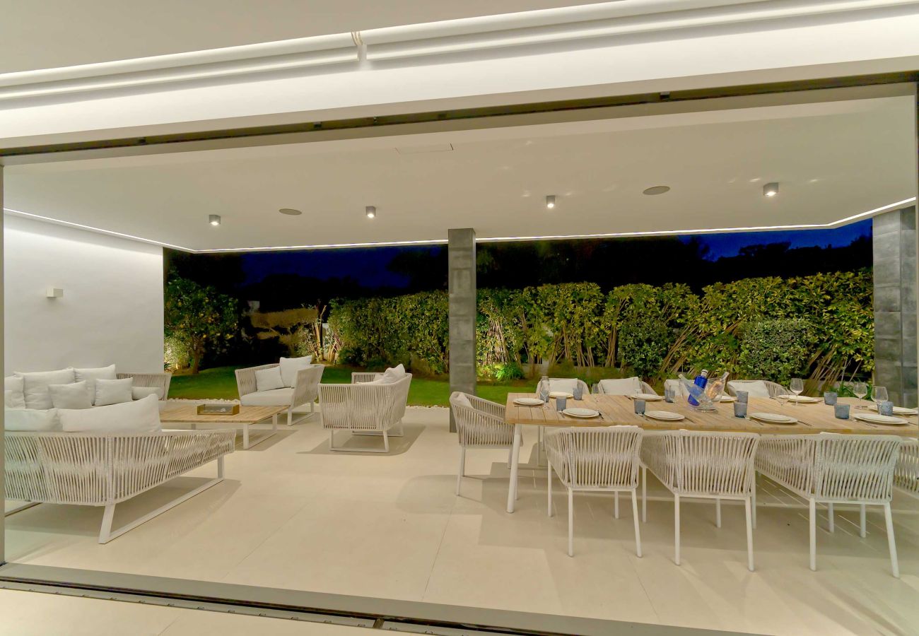 Villa in Marbella - Luxury Modern Villa with Heated Pool in Puerto Banus