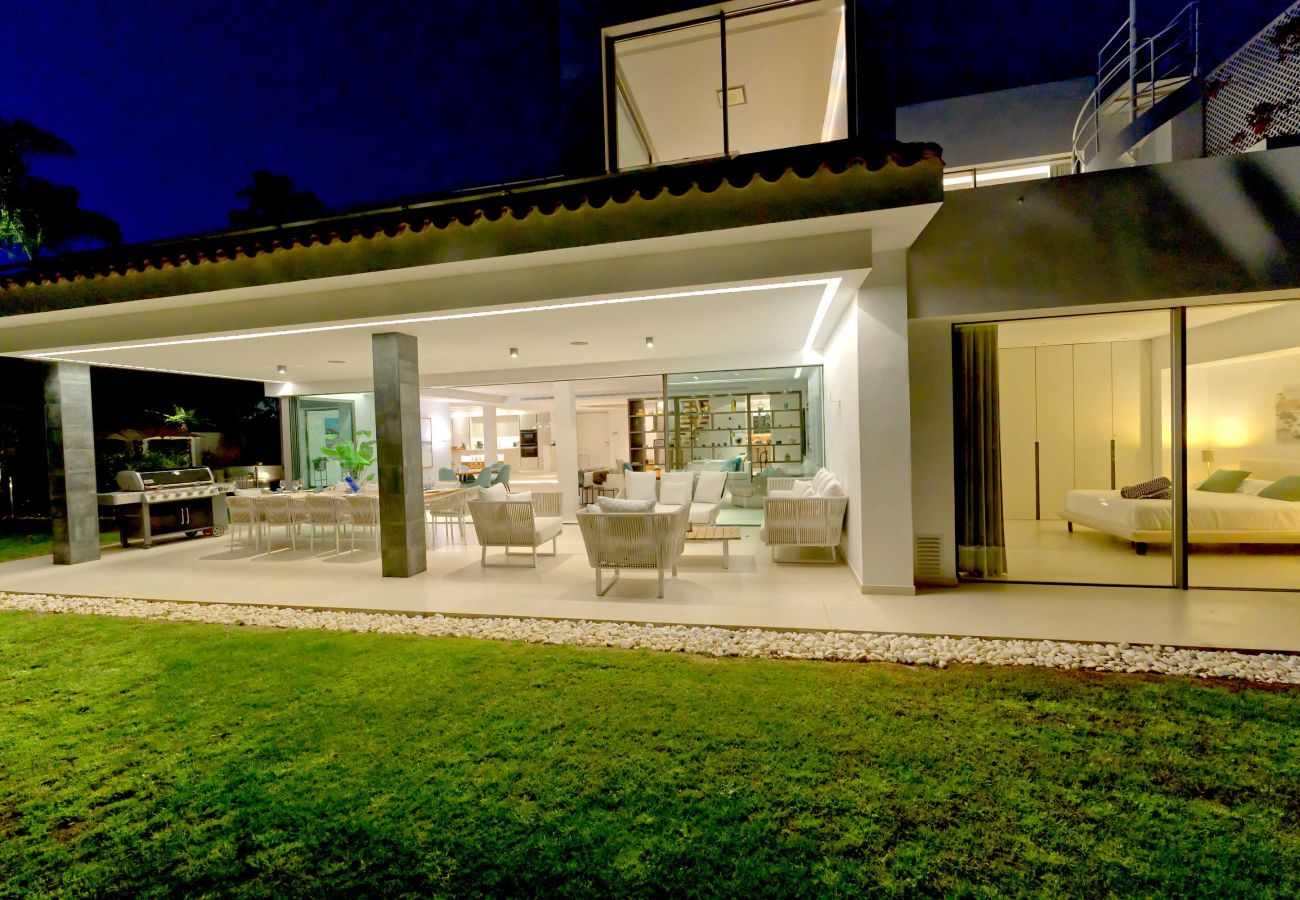 Villa in Marbella - Luxury Modern Villa with Heated Pool in Puerto Banus