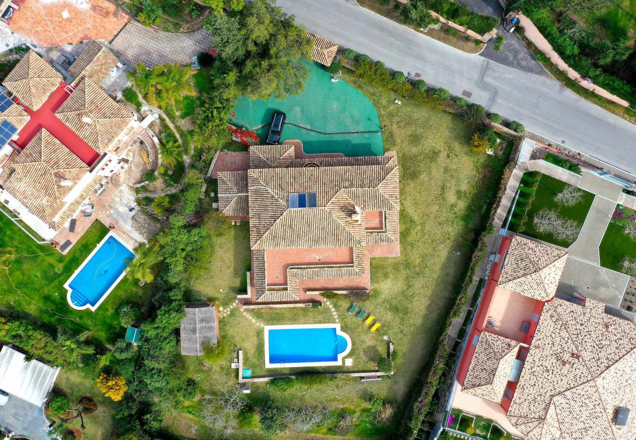 Villa in Estepona -  Exclusive Villa with Heated Pool