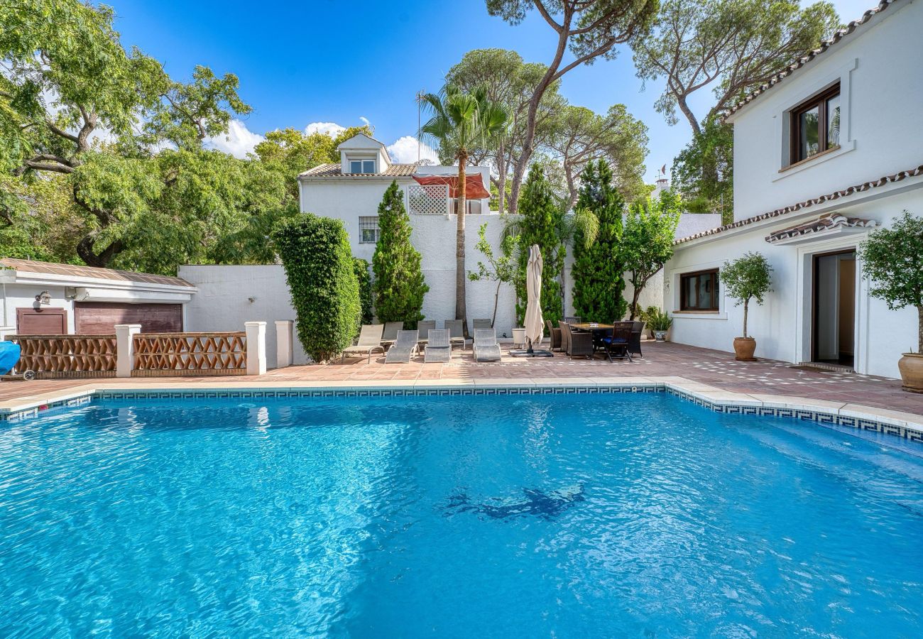 Villa in Marbella - 1102 Elegant Villa with Heated Pool and Prime Location