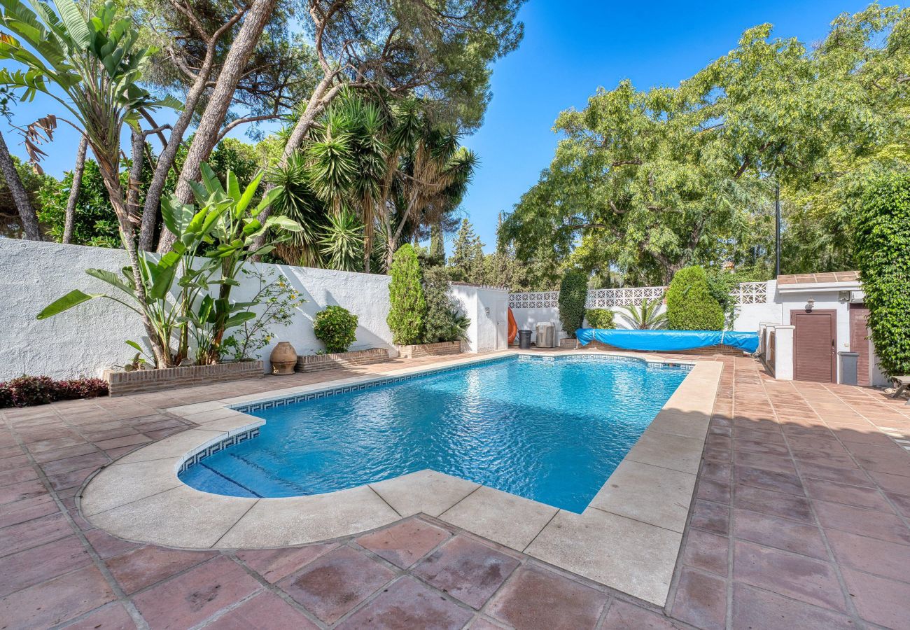 Villa in Marbella - 1102 Elegant Villa with Heated Pool and Prime Location