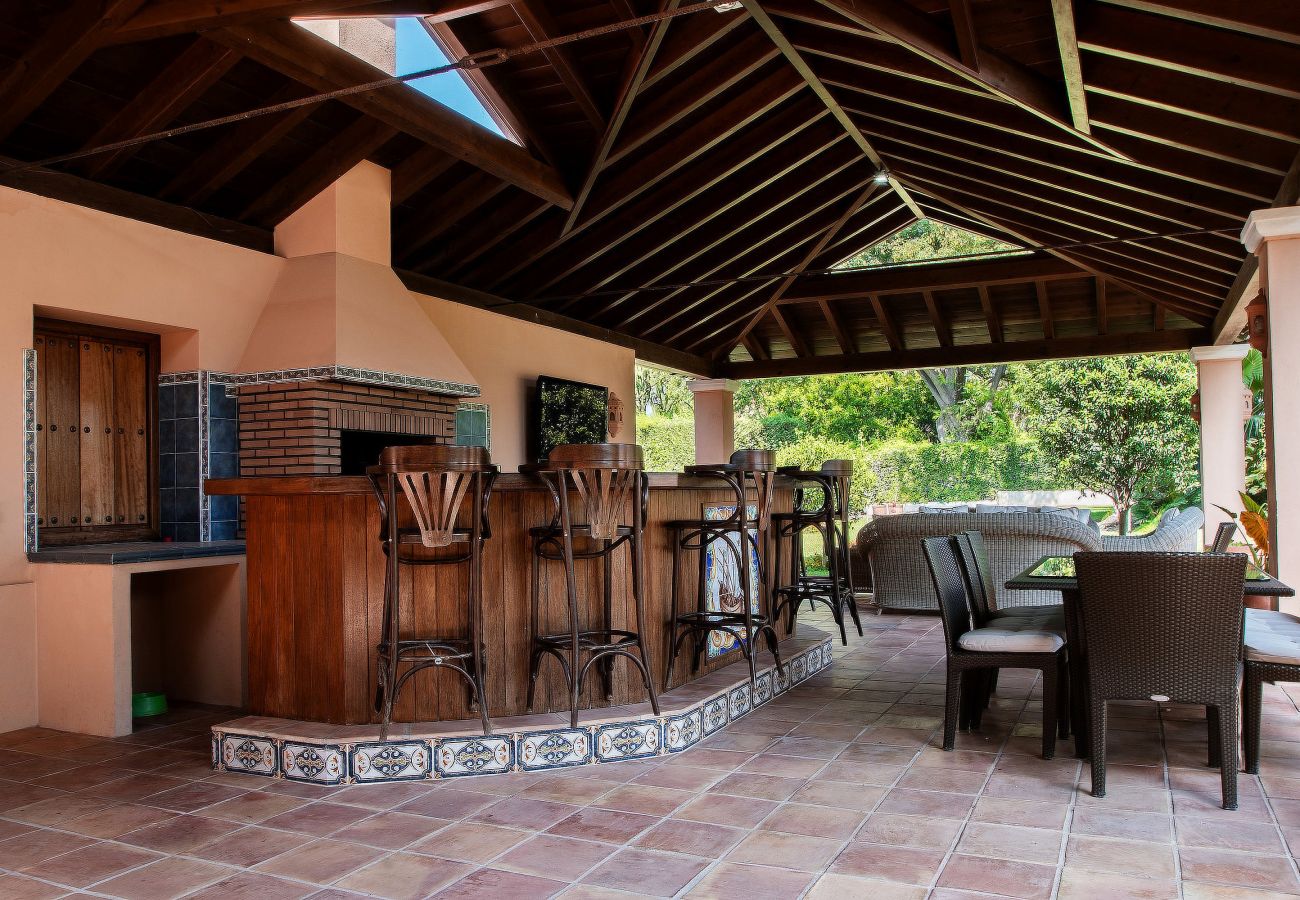 Villa in Estepona - 1072 Beachfront El Paraiso Retreat with Private Pool & BBQ