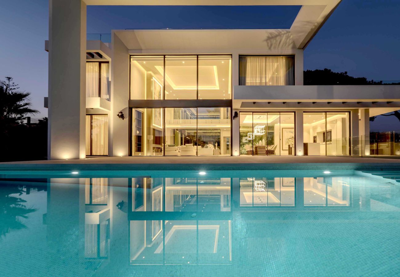 Villa in Marbella - Luxurious Beachside Designer Villa in Elviria